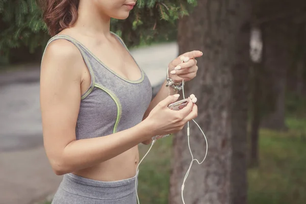 Carino Giovane Donna Che Ascolta Musica Mentre Jogging Lungo Percorso — Foto Stock