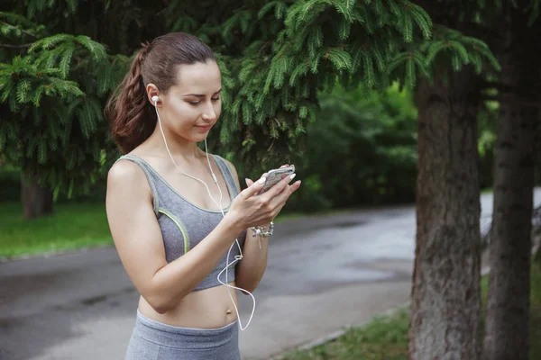 Carino Giovane Donna Che Ascolta Musica Mentre Jogging Lungo Percorso — Foto Stock