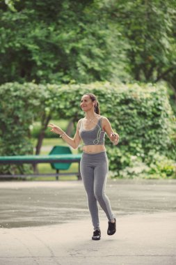 Genç kadın yeşil park yolda koşu