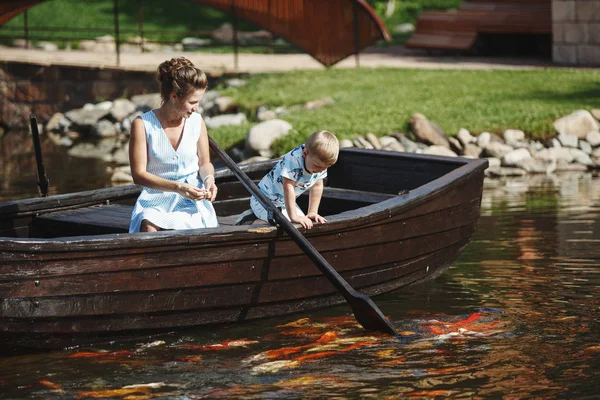 Mère Fils Assis Dans Bateau Bois Avec Des Rames Nourrir — Photo