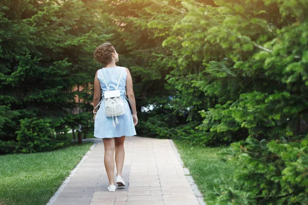 Bella Giovane Donna Che Cammina Nel Parco Estate — Foto Stock