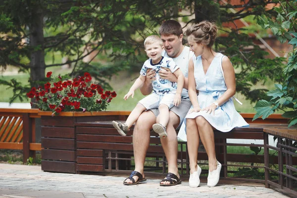 Família Feliz Sentado Banco Madeira Parque — Fotografia de Stock