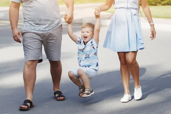 Szczęśliwa Rodzina Spacery Wzdłuż Chodnika Parku — Zdjęcie stockowe