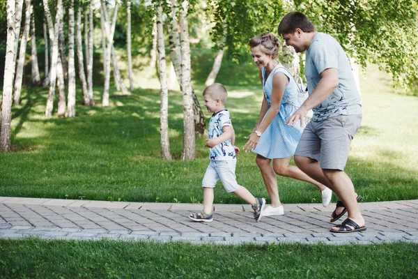 Familia Feliz Caminando Parque Centran Primer Plano — Foto de Stock