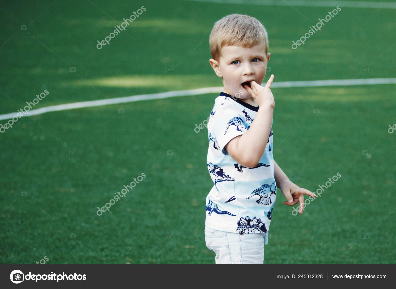 Feliz Chico Rubio Camiseta Azul Pantalones Cortos Campo Fútbol: de stock © vorobevaola #245312328 Depositphotos