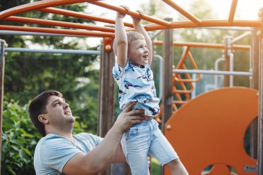 Baba ve sarışını çocuk yaz çocuk oyun alanı, merdiven çıkma