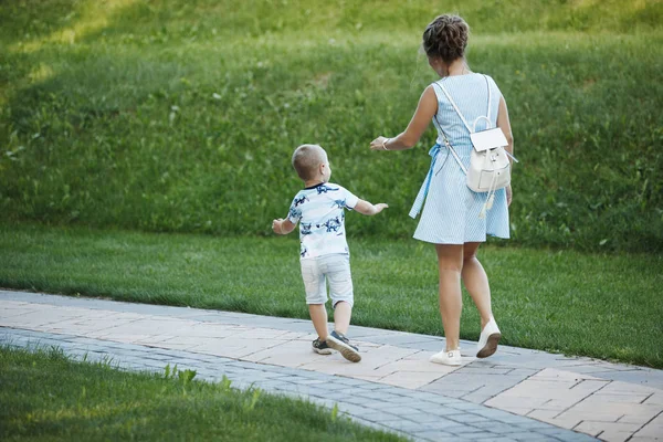 Mor Blå Klänning Med Blond Pojke Går Sten Trottoaren Grön — Stockfoto