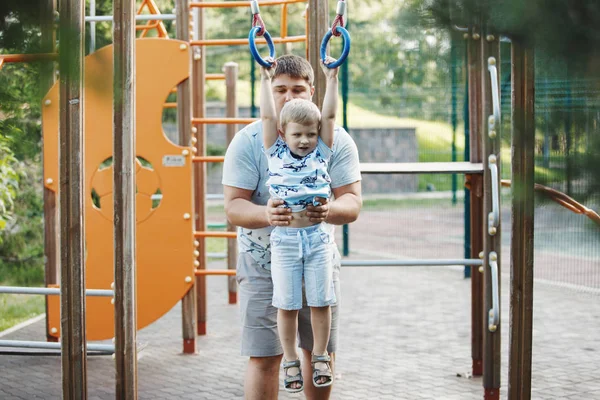 Vater Und Blonder Junge Steigen Sommer Treppen Auf Kinderspielplatz — Stockfoto