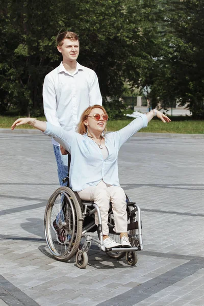 Mulher Cadeira Rodas Com Namorado Passeando Parque Verão Cidade — Fotografia de Stock