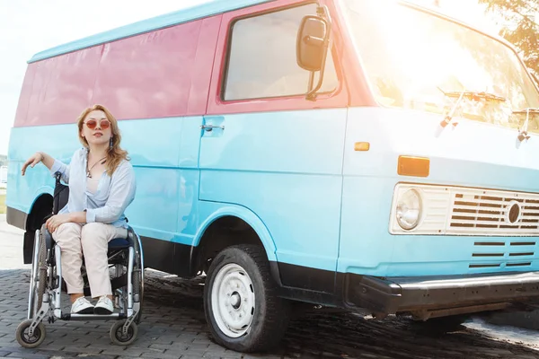 Mulher Cadeira Rodas Lado Ônibus Azul Sorrindo Posando Para Câmera — Fotografia de Stock