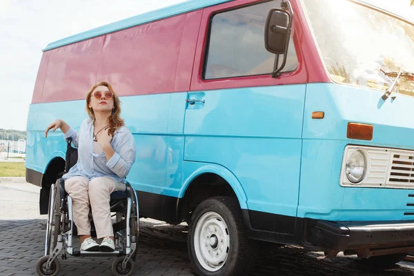 Женщина Инвалидном Кресле Рядом Синим Автобусом Улыбается Позирует Перед Камерой — стоковое фото