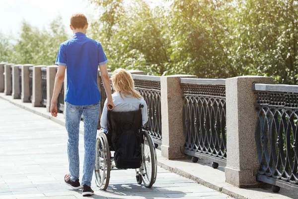 Žena Invalidním Vozíku Přítelem Procházce Městském Parku Letní — Stock fotografie