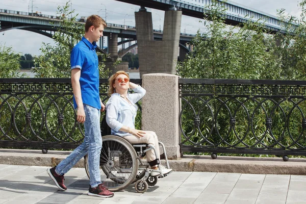 Mulher Cadeira Rodas Com Namorado Passeando Parque Verão Cidade — Fotografia de Stock