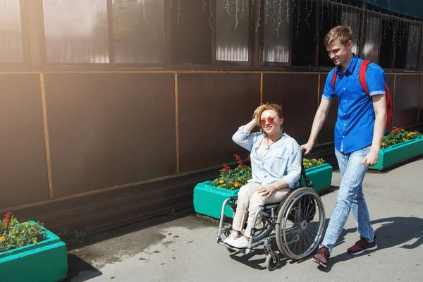 Vrouw Rolstoel Met Vriendje Wandelen Zomer Stadspark — Stockfoto