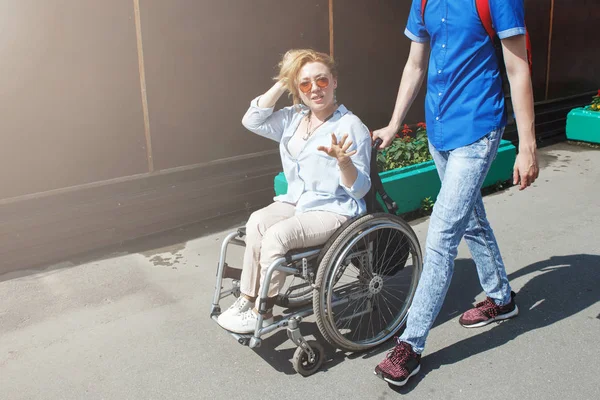 Mulher Cadeira Rodas Com Namorado Passeando Parque Verão Cidade — Fotografia de Stock