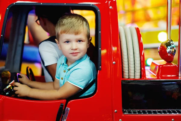 Aranyos Tini Lány Kis Fiú Lovaglás Körhinta Toy Autó Arcade — Stock Fotó