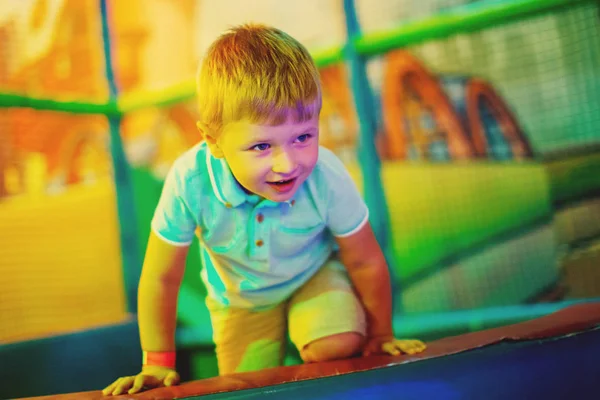 Carino Ragazzo Blu Shirt Giocare Bambini Parco Giochi Chiuso — Foto Stock