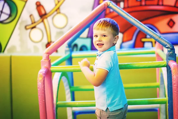 Симпатичный Мальчик Голубой Футболке Играет Детской Площадке Помещении — стоковое фото