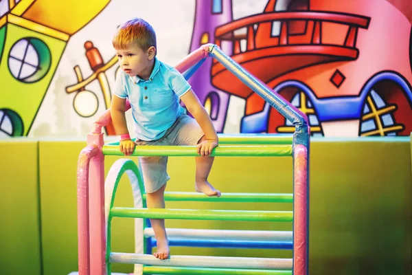 Aranyos Kisfiú Játszik Beltéri Játszótér Kék Póló — Stock Fotó