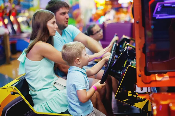 Mãe Pai Menina Adolescente Menino Dirigindo Carro Arcade Máquina Jogo — Fotografia de Stock