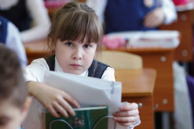 Scoolchild masasında düşünüyorum ve görevi karar verin. Birincil eğitim, eğitim ve insan kavramı