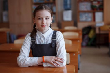 Gözbebekleri masasından düşünüyorum ve okuldaki görev karar verin. Prim