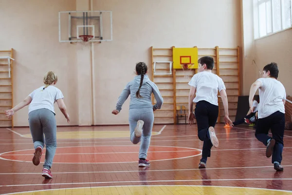 Grundschüler erhalten Sportstunde im Innenraum — Stockfoto