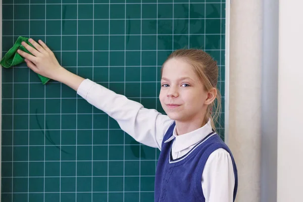 Leerlingen schrijft krijt op blackboard — Stockfoto