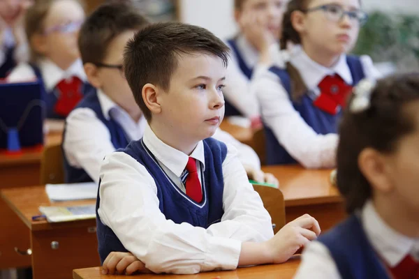 Les élèves du bureau réfléchissent et décident de la tâche à accomplir à l'école. Concept d'enseignement primaire, de formation et de personnes — Photo