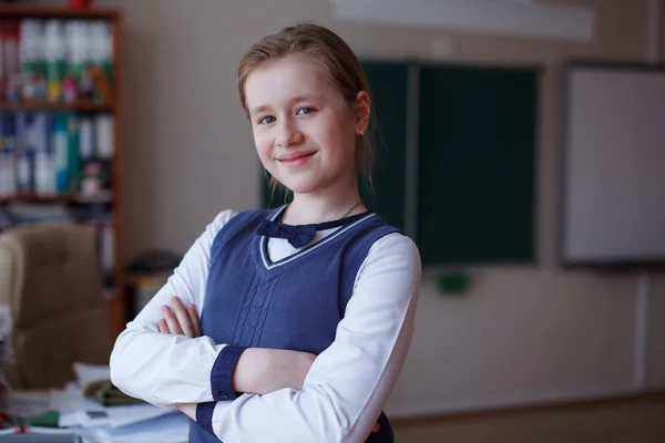 Student de școală primară în uniformă în sala de clasă pe backgr — Fotografie, imagine de stoc