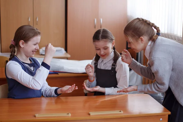 Schüler am Schreibtisch denken und entscheiden die Aufgabe in der Schule. prim — Stockfoto