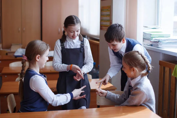 Leerlingen bij de receptie denken en beslissen de taak in de school. Prim — Stockfoto