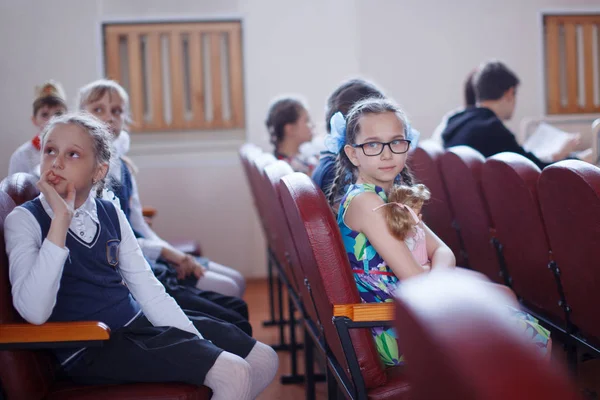 Schüler am Schreibtisch denken und entscheiden die Aufgabe in der Schule. prim — Stockfoto