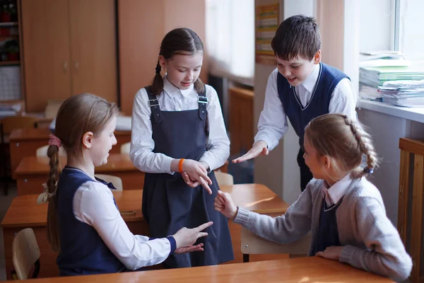 Schüler am Schreibtisch denken und entscheiden die Aufgabe in der Schule. prim — Stockfoto