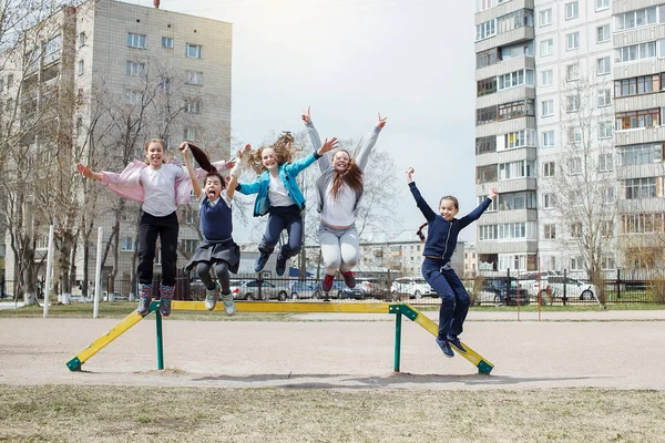 Счастливые дети на детской площадке — стоковое фото