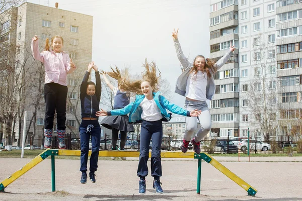 Lykkelige børn på legepladsen - Stock-foto