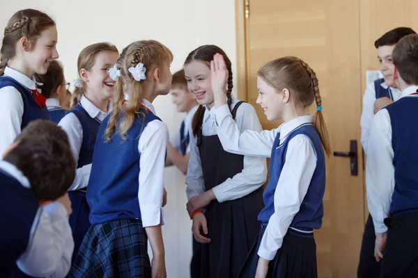 Groupe d'élèves du primaire debout dans le couloir de l'école — Photo