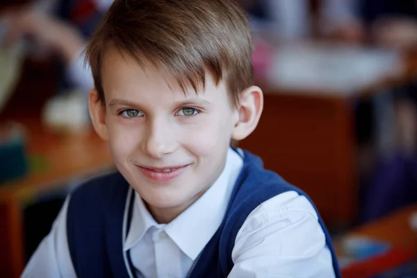 Lindo niño en uniforme escolar mirando a la cámara — Foto de Stock