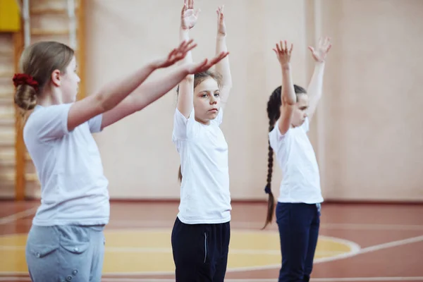 Copiii de școală primară o lecție de sport în interior — Fotografie, imagine de stoc