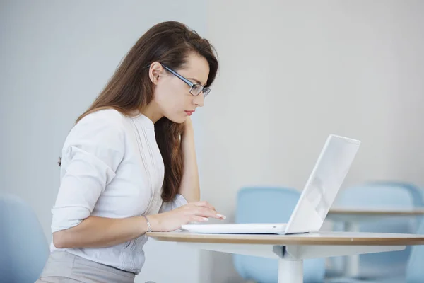 Бізнес-леді з ноутбуком в офісі . — стокове фото