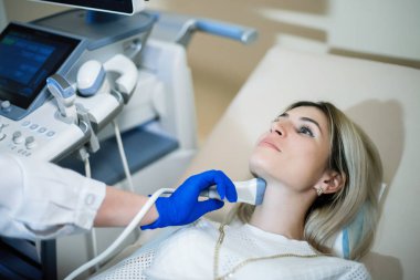 Kadın sarışın hasta.