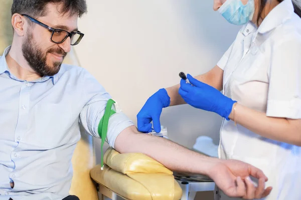 Krankenschwester macht Bluttest. — Stockfoto