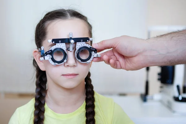 Ophtalmologiste cadre de lunettes de test . — Photo