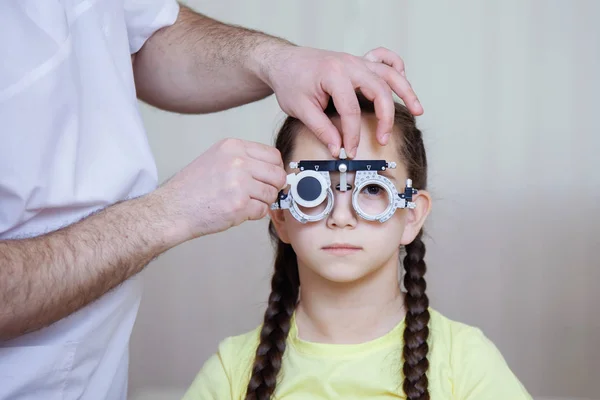 Ophtalmologiste cadre de lunettes de test — Photo