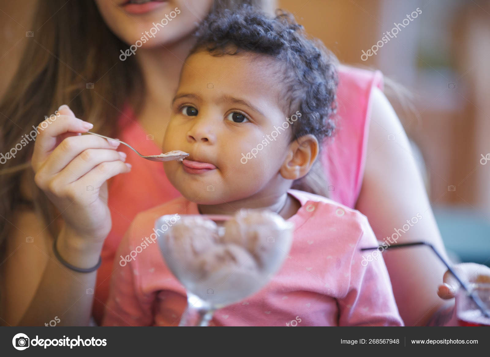 Mignon Bebe Noir Fille Avec Maman Dans Un Cafe D Ete Image Libre De Droit Par Vorobevaola C Mignon Bebe Noir Fille Avec Maman Dans Un Cafe D Ete Image Libre De Droit Par Vorobevaola C