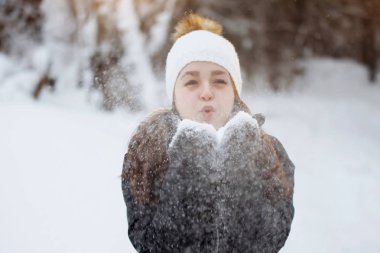 Genç, güzel, neşeli, uzun saçlı, kışın açık havada.