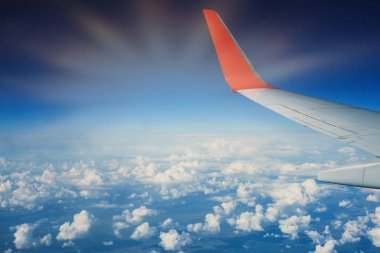 Uçak kanadı yukarıda uçuş sırasında.