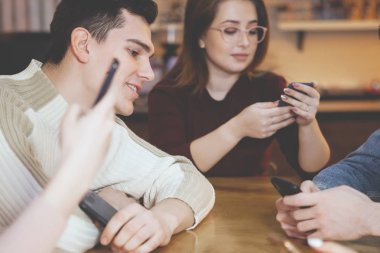 İki genç yakışıklı öğrenci.