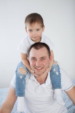 Baba ve oğul birlikte vakit ise gülümsüyorsun. Küçük çocuk baba gözleri koruyor
