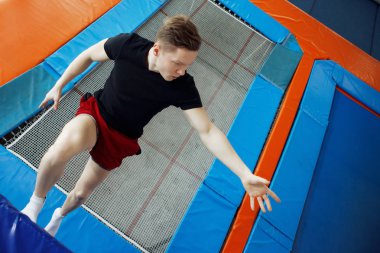 Bir trambolin üzerinde atlama genç adam.